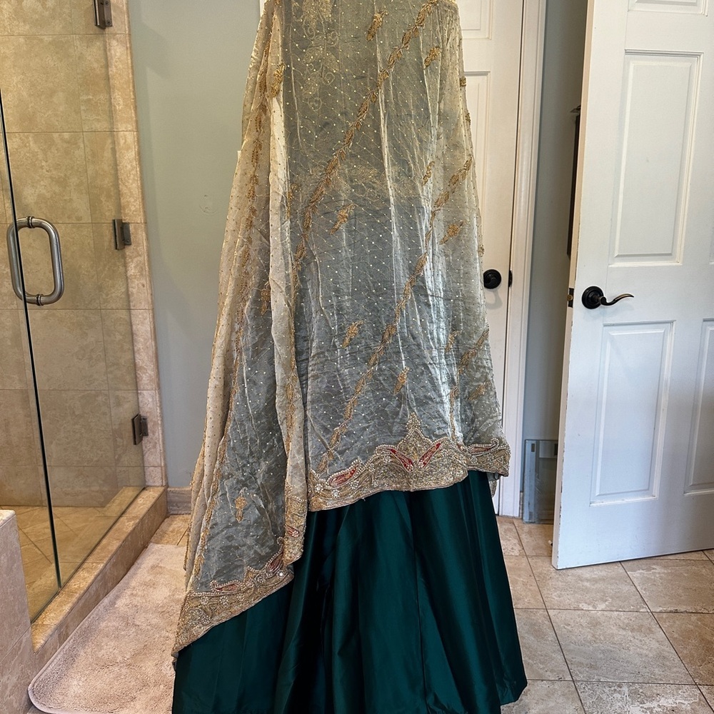 Beautiful emerald green custom made Indian bridal gown - Picture 11 of 13